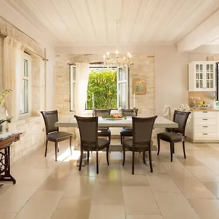 فيلة La Maison *