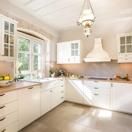 فيلة La Maison *