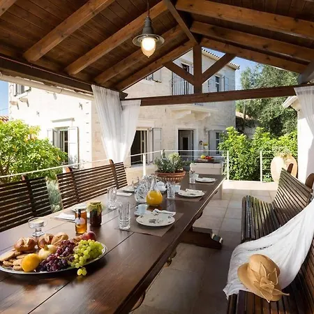فيلة La Maison *